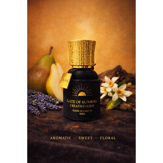 Schwarzer Flakon des Creative Elixiers mit goldener Kappe, umgeben von Birnen, Lavendelblüten und Baumrinde – Aromatisch-süßes Nischenparfum von CHASAL