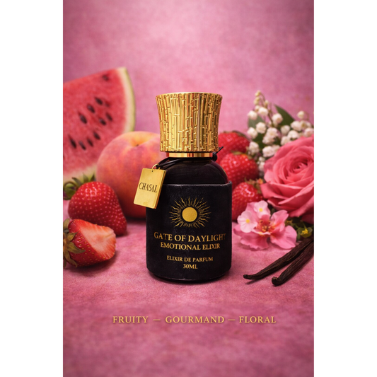 Schwarzer Flakon des Emotional Elixiers vor pinkem Hintergrund, umgeben von Wassermelone, Pfirsich, Erdbeeren und Rosen – Fruchtiges Nischenparfum von CHASAL