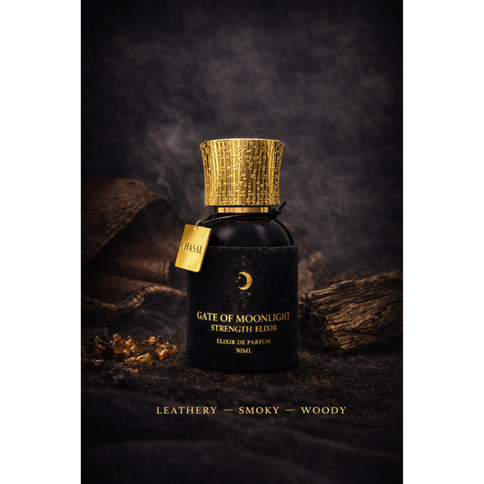 Schwarzer Flakon des Strength Elixiers mit goldener Kappe in einer mystischen Rauchwolke vor dunklem Hintergrund – Markanter Nischenduft von CHASAL.